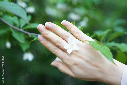 꽃반지 낀 손