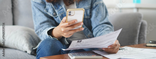 Foto person pay bills via mobile banking at home