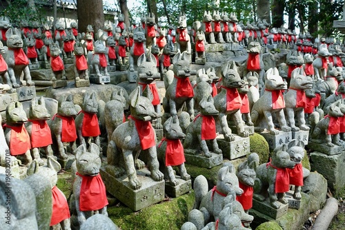 Cuadro en lienzo Thousands of stone fox statues (Kitsune) at Toyokawa Inari Temple, Japan