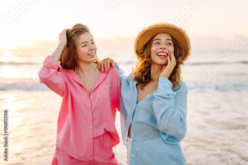 Foto Two friends are having fun on the beach on a sunny day