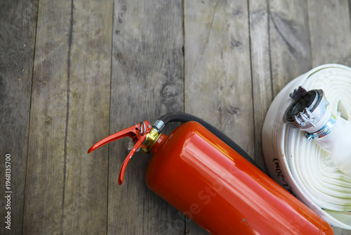 Fotografie hand presses the trigger fire extinguisher available in fire emergencies conflagration damage background