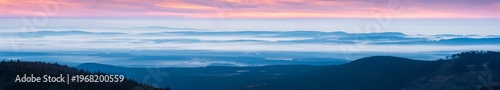 Sonnenaufgang auf dem Brocken, Aussicht über Hügel und Wälder mit Talnebel, Nationalpark Harz, Sachsen-Anhalt, Deutschland