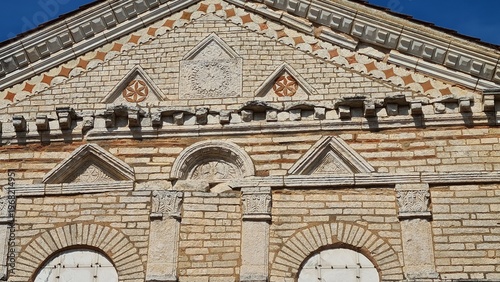 Tableau sur toile La façade du baptistère Saint-Jean de Poitiers