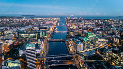 Foto landscape shot looking down river Liffey in Dublin at blue hour dawn night time