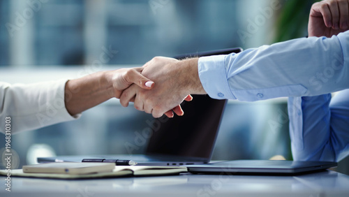Tableau sur toile Business people shaking hands in modern office