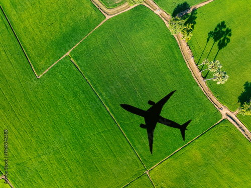Bild auf Leinwand Shadow airplane flying above green field
