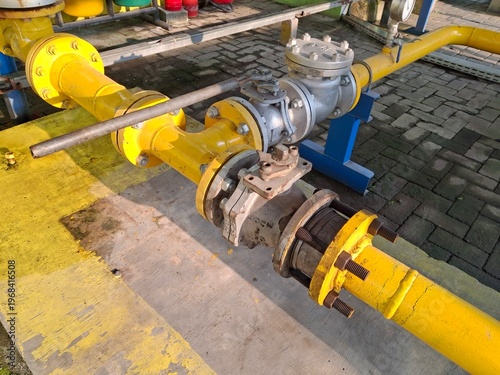 Industrial gas pipeline infrastructure. Function: This pipeline is used to transport fluids, whether gas or liquid, in industrial environments. Components: Consists of carbon steel pipes painted yello