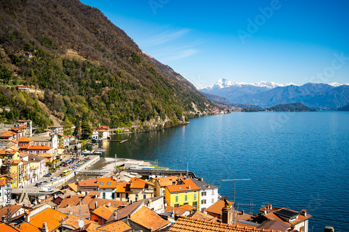 Cuadro en lienzo View of the landscape of Lake Como and the village of Argegno.