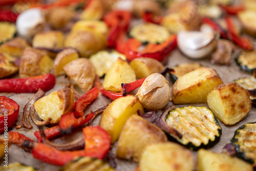 Frisches Ofengemüse - Peperoni und Zwiebeln mit Olivenoil