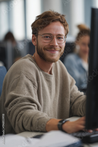 Webentwickler an seinem Arbeitsplatz