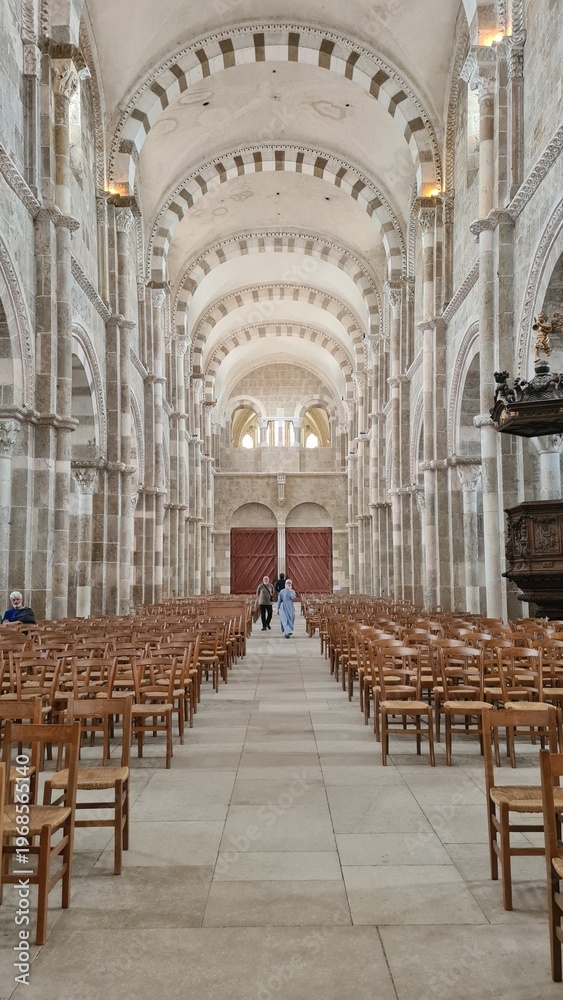 Fototapeta premium Belle perspective sur l'allée centrale de la basilique Sainte-Marie-Madeleine de Vézelay (Bourgogne, France)