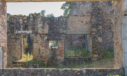 Village en ruine de Oradour-sur-Glane dans le Limousin en France.	
