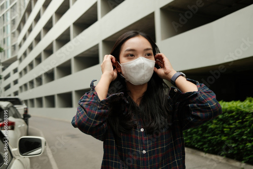 Foto Young woman wearing face mask protecting from pm 2.5