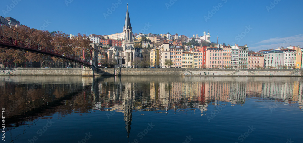 Fototapeta premium Paysage de ville en France: Lyon, la Saône et le quartier saint Georges au pied de la colline de Fourvière en automne 