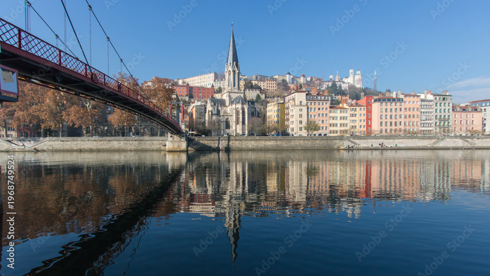 Fototapeta premium Paysage de ville en France: Lyon, la Saône et le quartier saint Georges au pied de la colline de Fourvière en automne 