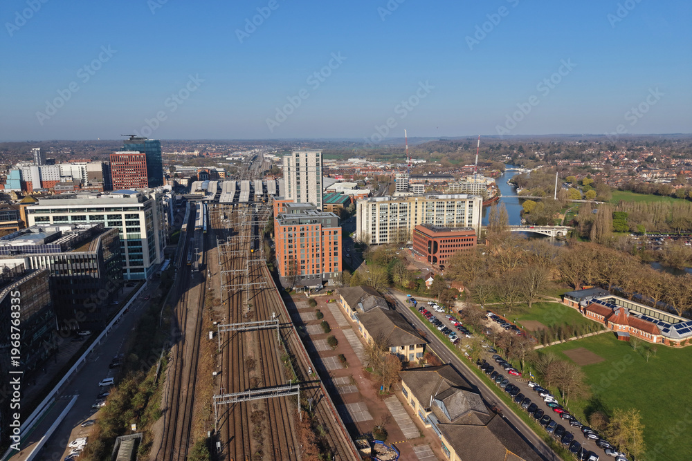 Obraz premium Aerial Drone View of Reading Train Station and Urban Surroundings, Berkshire, England