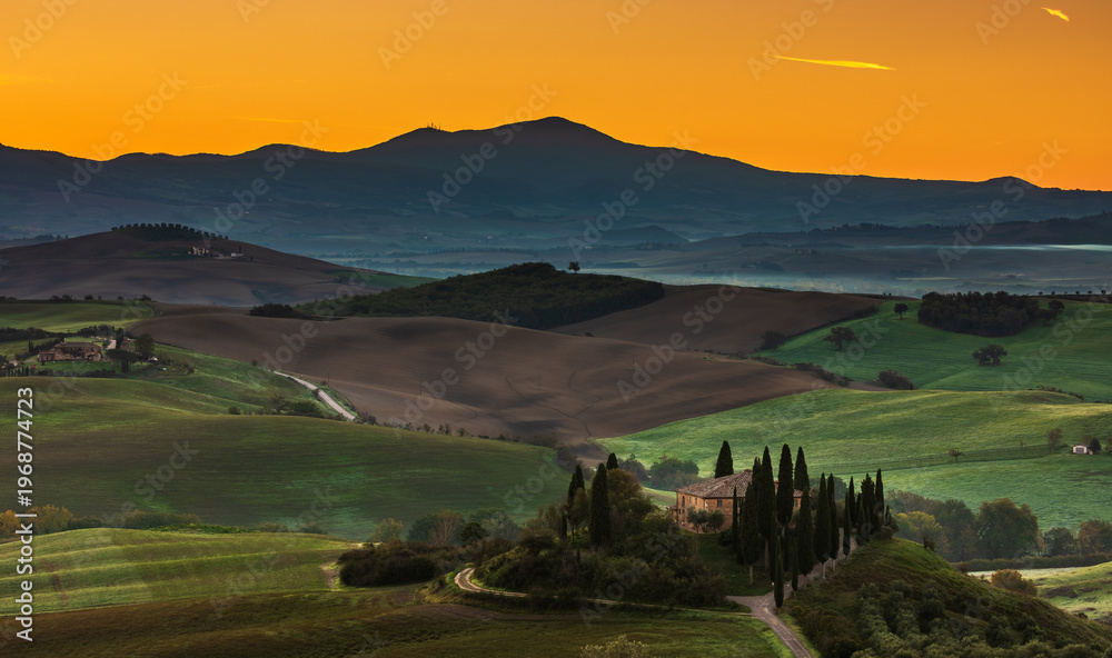 Obraz premium Tuscan countryside landscape during golden hour, Italy.