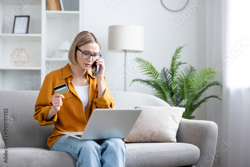 Konstfotografi Woman experiencing fraud during online shopping banking issue