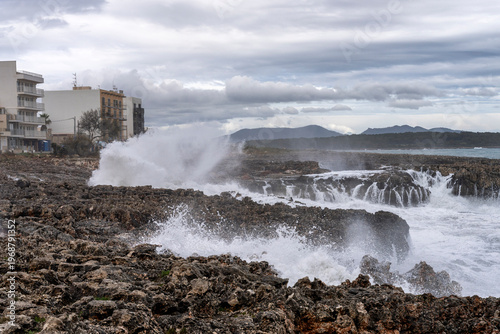 starker Wellengang mit Sturm an den Klippen mit den charakteristischen Karst-Formen und dem Es Bufador und dem Es Bufador Petit, S´Illot im Norden von Mallorca, Spanien