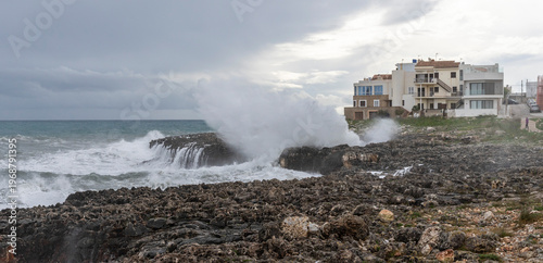 starker Wellengang mit Sturm an den Klippen mit den charakteristischen Karst-Formen und dem Es Bufador und dem Es Bufador Petit, S´Illot im Norden von Mallorca, Spanien