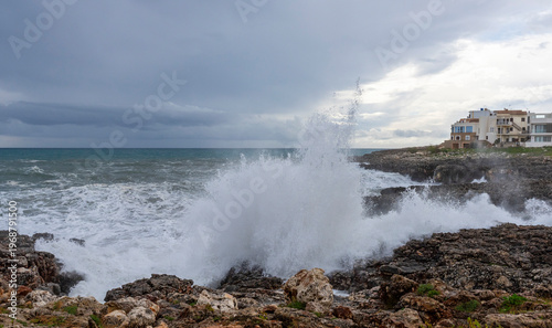 starker Wellengang mit Sturm an den Klippen mit den charakteristischen Karst-Formen und dem Es Bufador und dem Es Bufador Petit, S´Illot im Norden von Mallorca, Spanien
