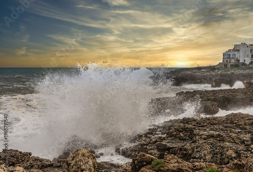 starker Wellengang mit Sturm an den Klippen mit den charakteristischen Karst-Formen und dem Es Bufador und dem Es Bufador Petit, S´Illot im Norden von Mallorca, Spanien