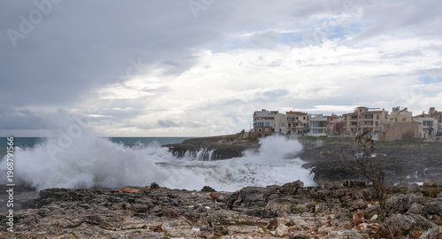 starker Wellengang mit Sturm an den Klippen mit den charakteristischen Karst-Formen und dem Es Bufador und dem Es Bufador Petit, S´Illot im Norden von Mallorca, Spanien