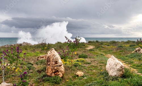 starker Wellengang mit Sturm an den Klippen mit den charakteristischen Karst-Formen und dem Es Bufador und dem Es Bufador Petit, S´Illot im Norden von Mallorca, Spanien