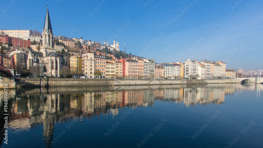 Fototapeta premium Paysage de ville en France: Lyon, la Saône et le quartier saint Georges au pied de la colline de Fourvière en automne