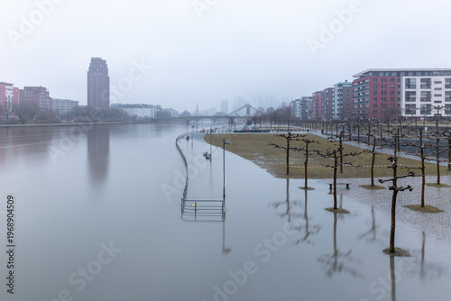 Rotes Vintage-Spielzeug an weißer Wand mit gelb-schwarzem Warnstreifen im oberen Bildbereich