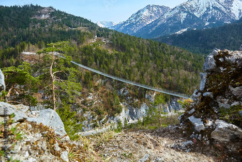 Blick auf die Hängebrücke highline179, mit Touristen, bei Reutte in Österreich,