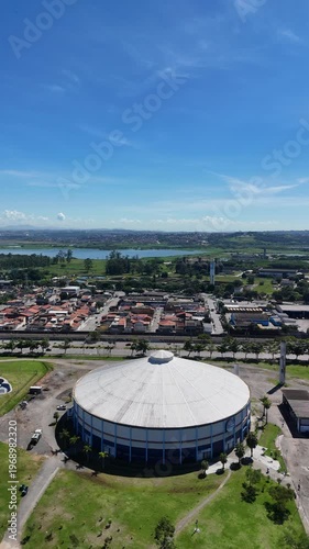 Imagem aérea da Arena Suzano com destaque para o Parque Max Feffer e áreas verdes, evidenciando infraestrutura esportiva e lazer na cidade