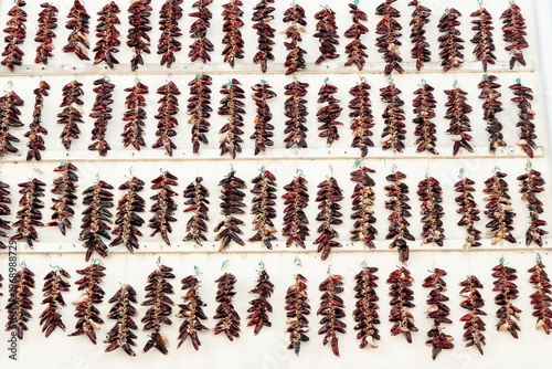 Des piments d'Espelette sèchent sous le soleil 