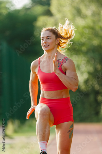 Εκτύπωση καμβά Fit woman training high intensity cardio outdoors
