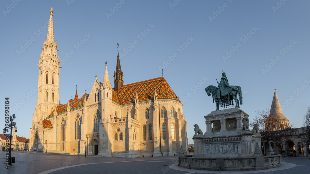 Fototapeta premium Matthias church and statue of St. Stephen I, Fisherman's Bastion, Budapest