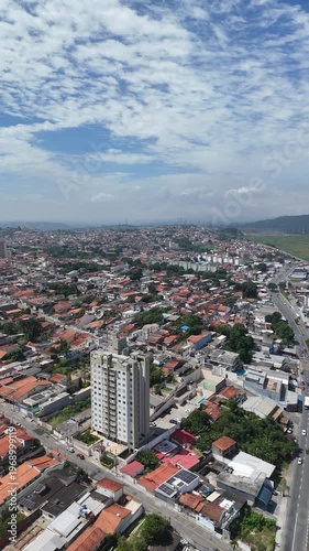 Vista aérea do Mogi Moderno evidenciando área urbana, prédios e ruas no contexto de crescimento e urbanização da cidade