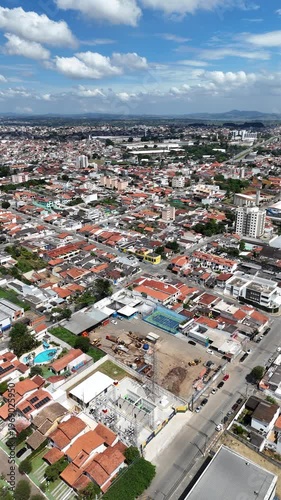 Imagem aérea vertical de Mogi das Cruzes destacando o crescimento urbano, organização das ruas e ocupação residencial no Alto Tietê paulista