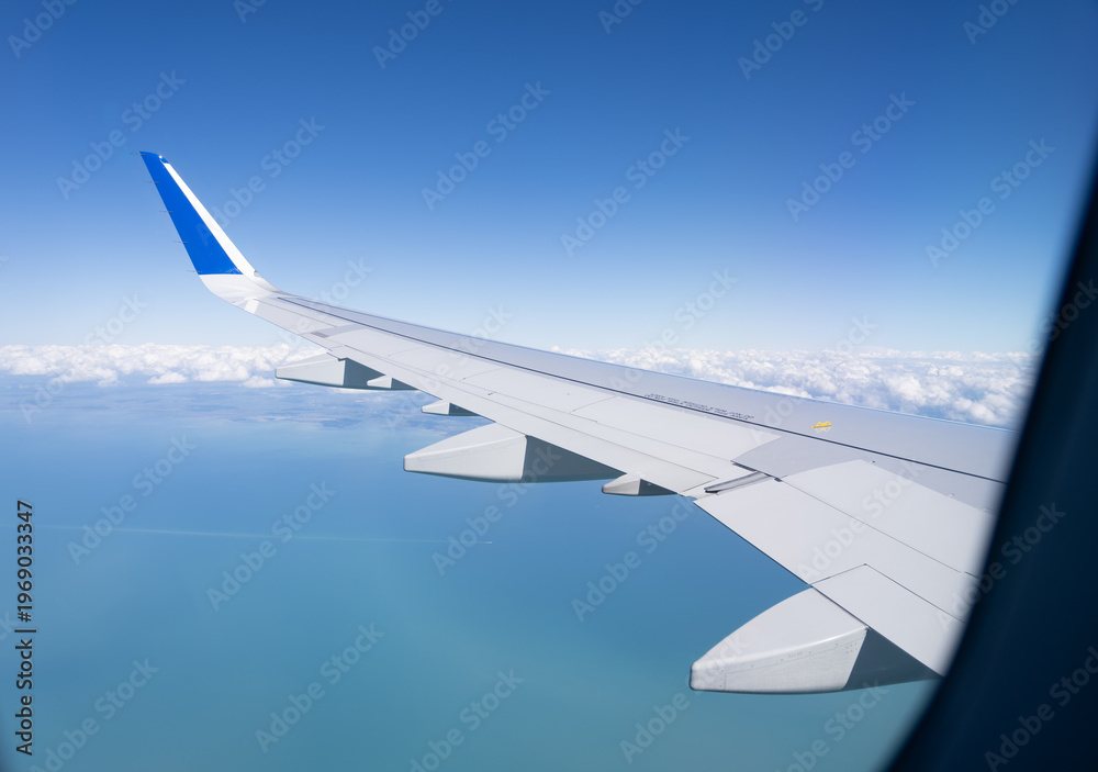 Obraz premium Plane wing in sky