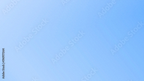 Foto Smooth blue gradient with faint vertical streaks evokes a clear sky and open space, ideal for corporate presentations, tech interfaces, and uplifting digital designs