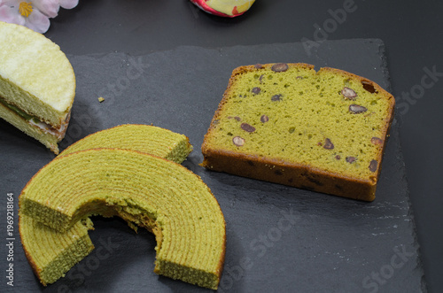 花見のおやつに抹茶バームクーヘンと抹茶パウンドケーキと抹茶ケーキ