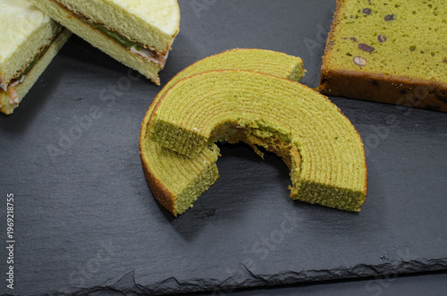 花見のおやつに抹茶バームクーヘンと抹茶パウンドケーキと抹茶ケーキ