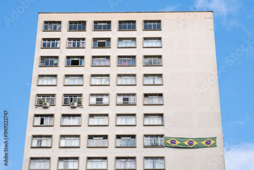 Curitiba, Brasil - Fachada de edificio con la bandera de Brasil.