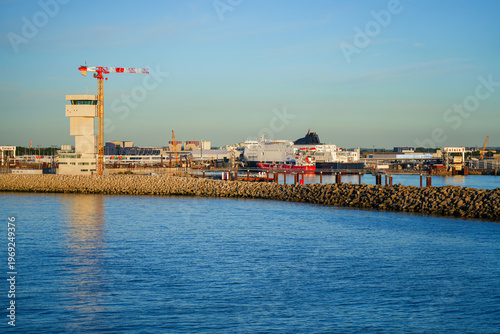 Foto The port control tower and DFDS ferry at the Port of Calais during golden hour,