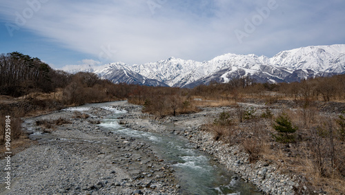 冠雪の北アルプスと清流　長野県白馬村