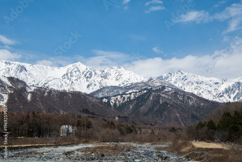 冠雪の北アルプスと清流　長野県白馬村