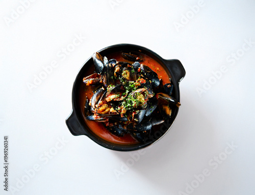 Foto Tomato mussel soup in a pot