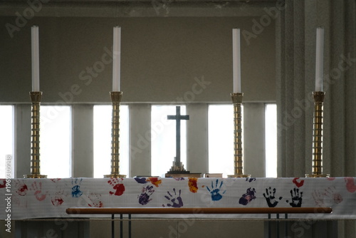 Fotografi The cross and candles on the altar