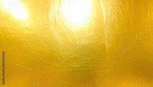 Glänzende goldene Oberfläche mit feinen Kratzern und hellen Lichtreflexionen, die einen luxuriösen und abstrakten Hintergrund bilden.