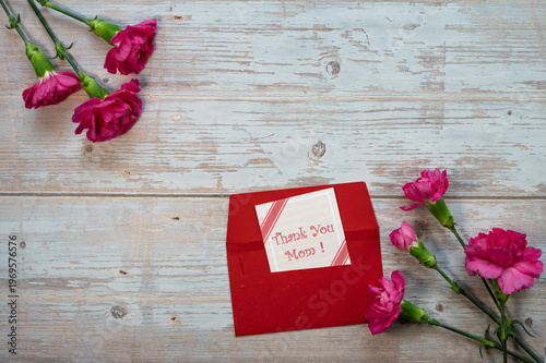 木目背景のカーネーション