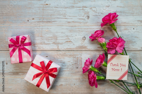 木目背景のカーネーション